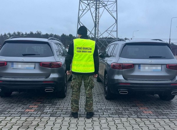 Przewoził lawetą dwa identyczne Mercedesy. Strażnicy mieli nosa