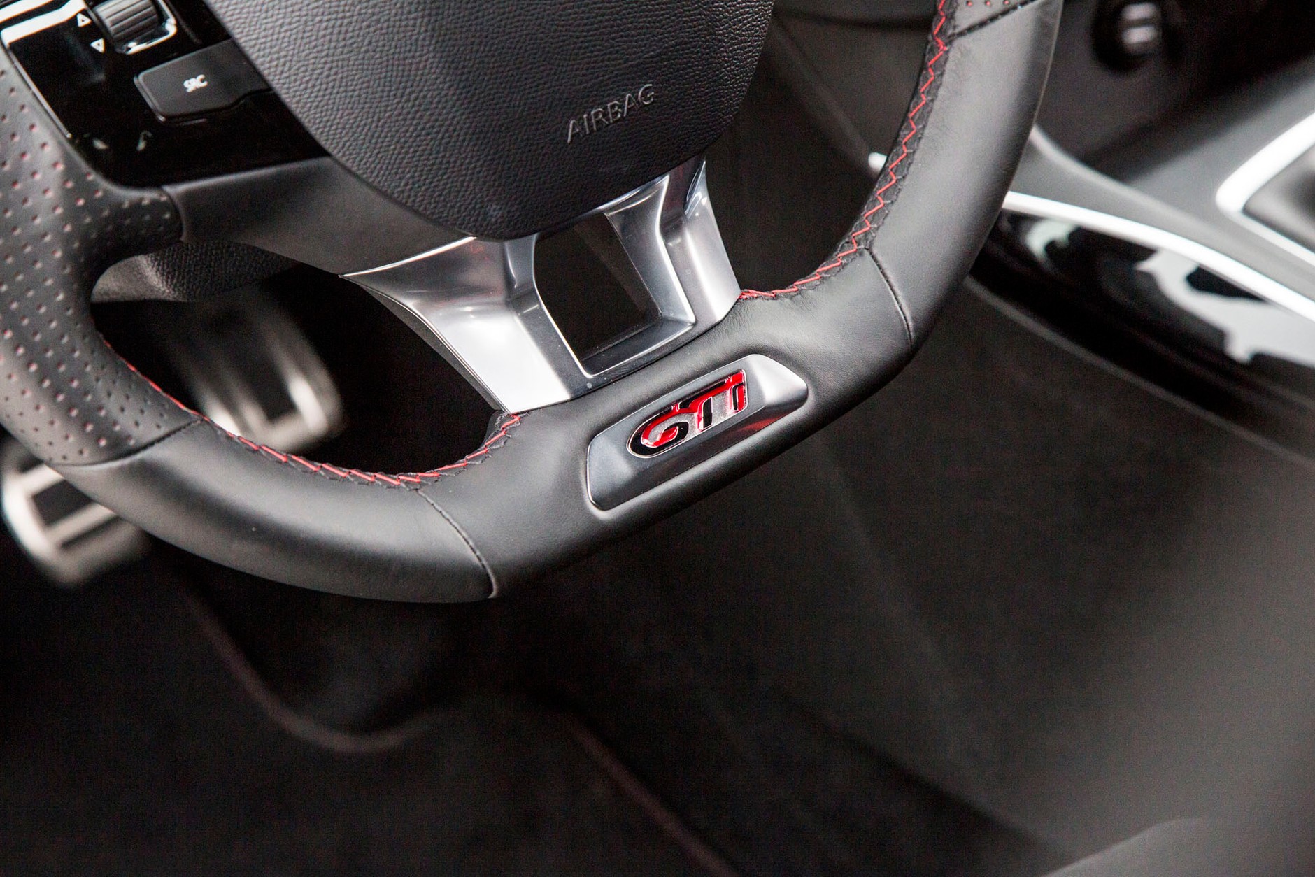 Peugeot 308 GTi - przeniesie cię w świat wyścigów