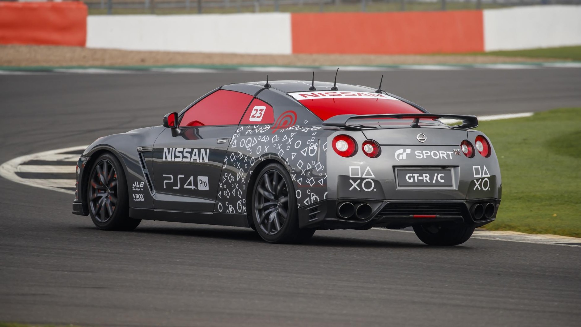 Realny Nissan GT-R sterowany.... padem od PlayStation!