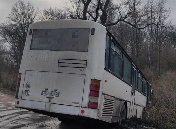 Jeden kierowca autobusu miał ponad pół promila, drugi wpadł w poślizg. Obydwaj wieźli dzieci