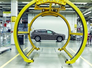 BMW rozpoczyna produkcję iNext. Na razie to prototypy