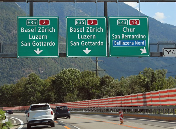 Kierowcy omijają korki i płacą. 100 franków za zbyt krótki postój w szwajcarskiej gminie