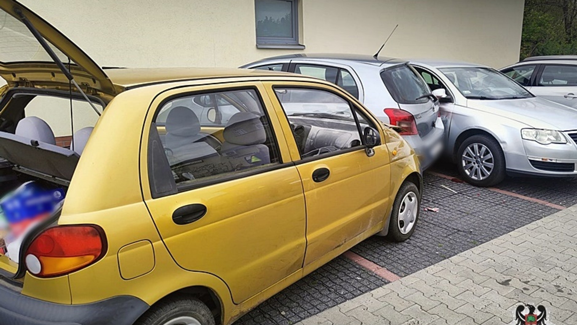 Matiz, którym 13-latek spowodował kolizję na parkingu w Wałbrzychu