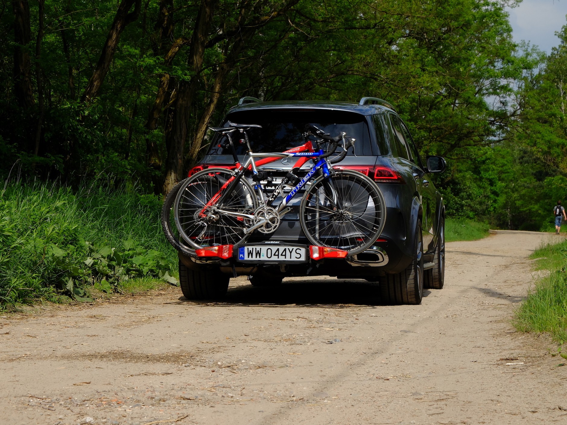 Mercedes GLE SUV 300d 4Matic: zawieszenie pneumatyczne pozwala dociążyć bagażnik i hak holowniczy i jednocześnie utrzymać poziom