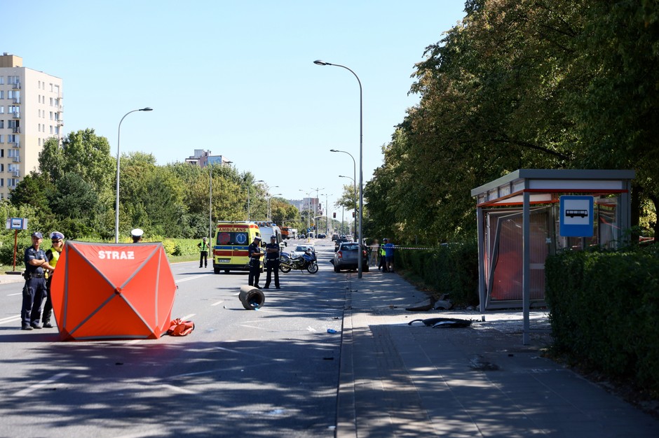 Samochód wjechał w przystanek na warszawskim Mokotowie. Dwie osoby nie żyją