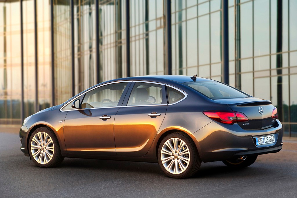 Nowy Opel Astra Sedan: ceny i wyposażenie