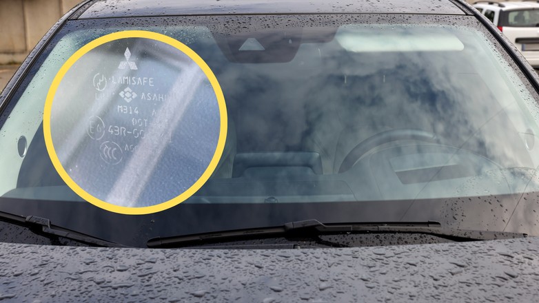 Kody na przedniej szybie samochodu mają nieprzypadkowe znaczenie