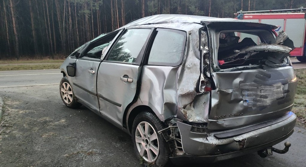 27-latek chciał osuszyć dopiero co umyty samochód, ale trochę przesadził