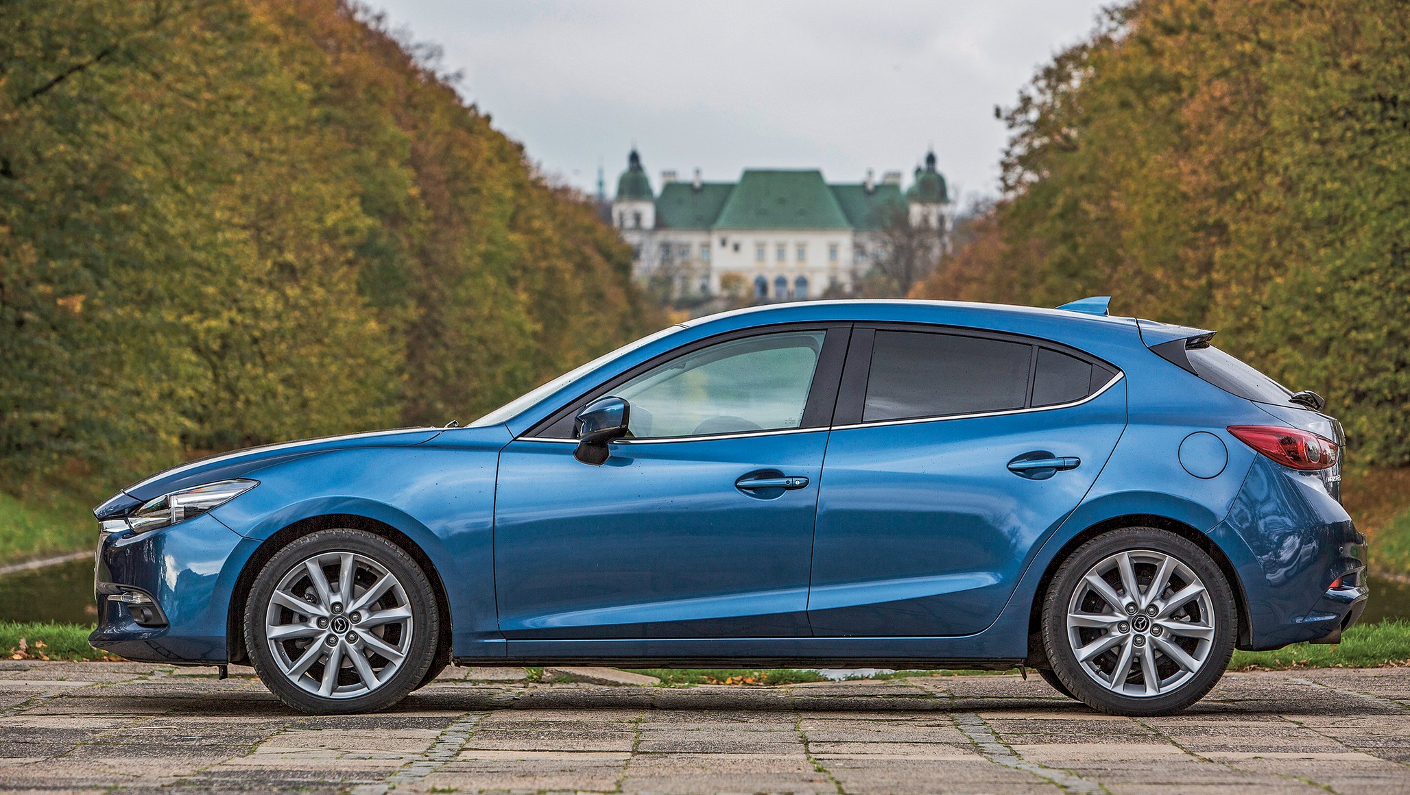 Mazda 3 to jedno ze starszych aut w tym towarzystwie, a tak naprawdę po nadwoziu tego nie widać. To bez wątpienia najładniejszy samochód w tym zestawieniu – nawet po 12 latach od debiutu świeżo wygląda i potrafi chwytać za serce. 