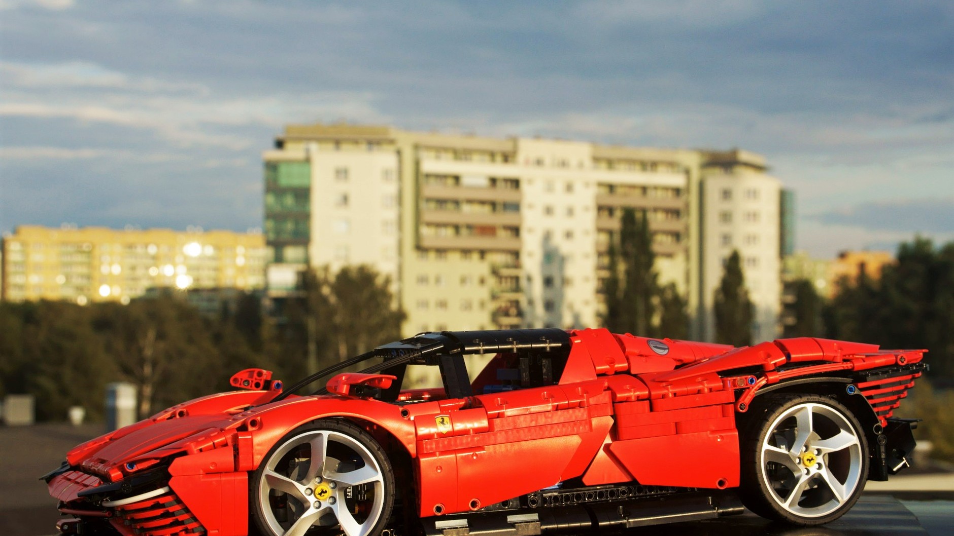 Ferrari Daytona SP3 w skali 1:8 z klocków LEGO