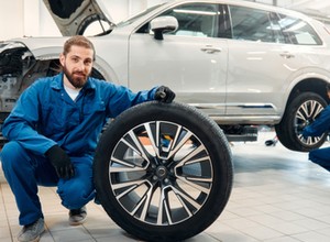 Ile kosztuje wymiana opon w 2025 roku? Masz mocne nowe auto, to słono zapłacisz