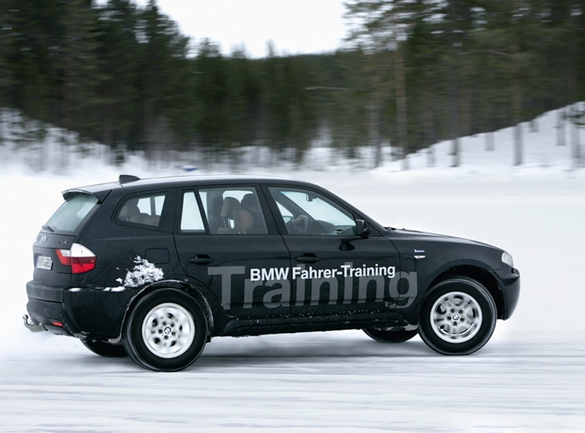 Mercedes i BMW szaleją na śniegu