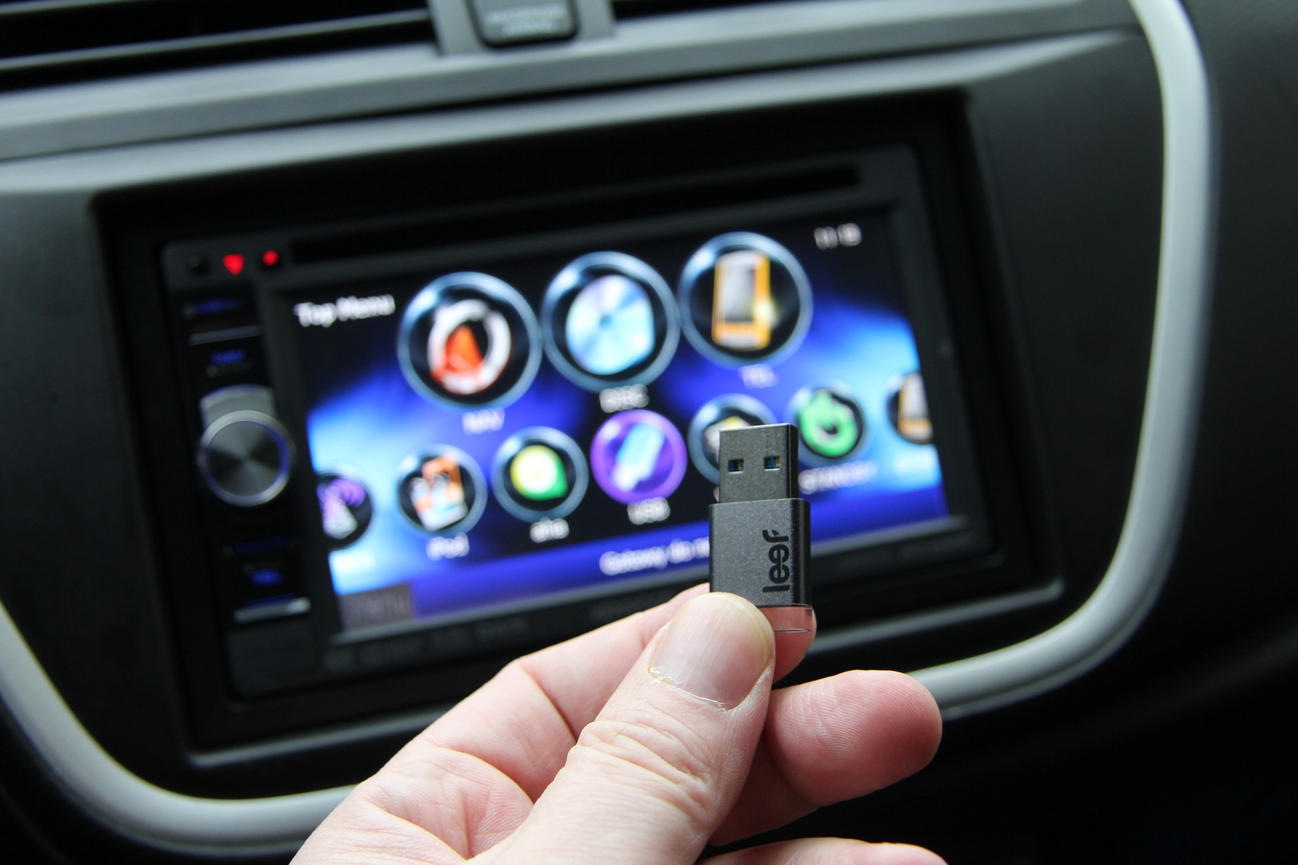 Kenwood dobrze współpracuje z pamięcią USB. Także tej o większej pojemości.