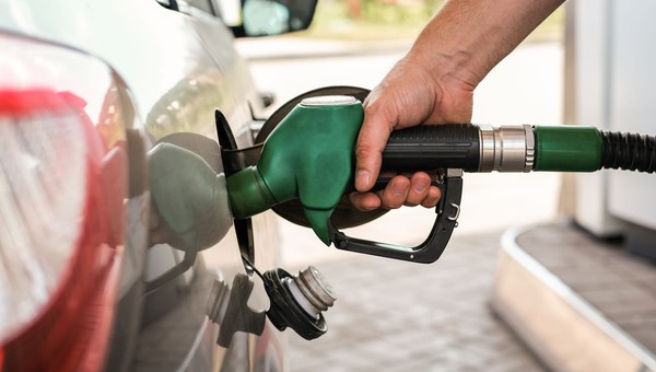 Tankowanie samochodu (zdjęcie ilustracyjne)