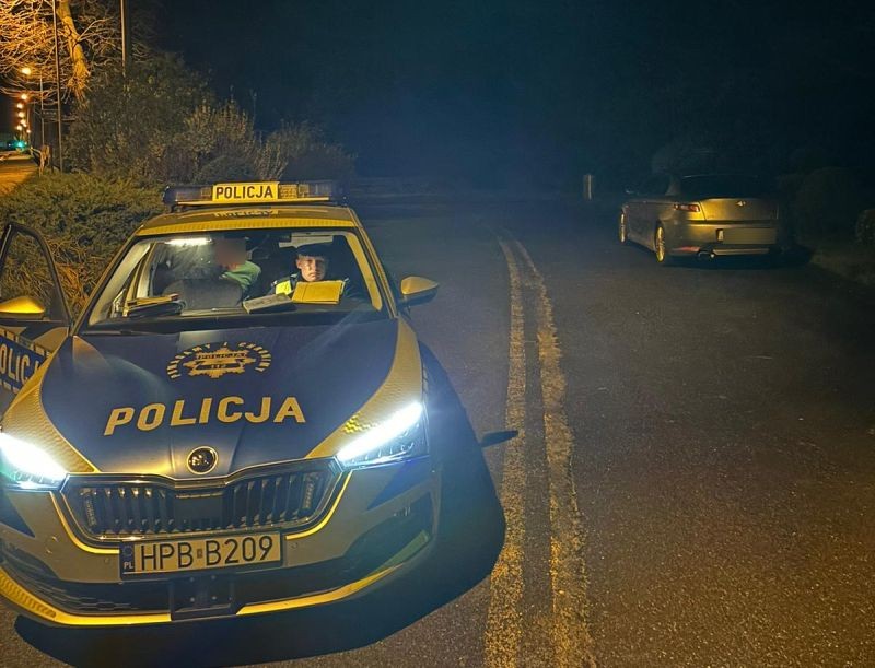Obraz pochodzący z serwisu https://boleslawiec.policja.gov.pl/dbl/aktualnosci/bieza/117529,Pijany-kierowca-chcial-przekupic-policjantow-zostal-zatrzymany-Za-wreczenie-lapo.html