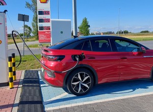 Wyższe ceny benzyny skłaniają Polaków do rozważenia zakupu "elektryka"