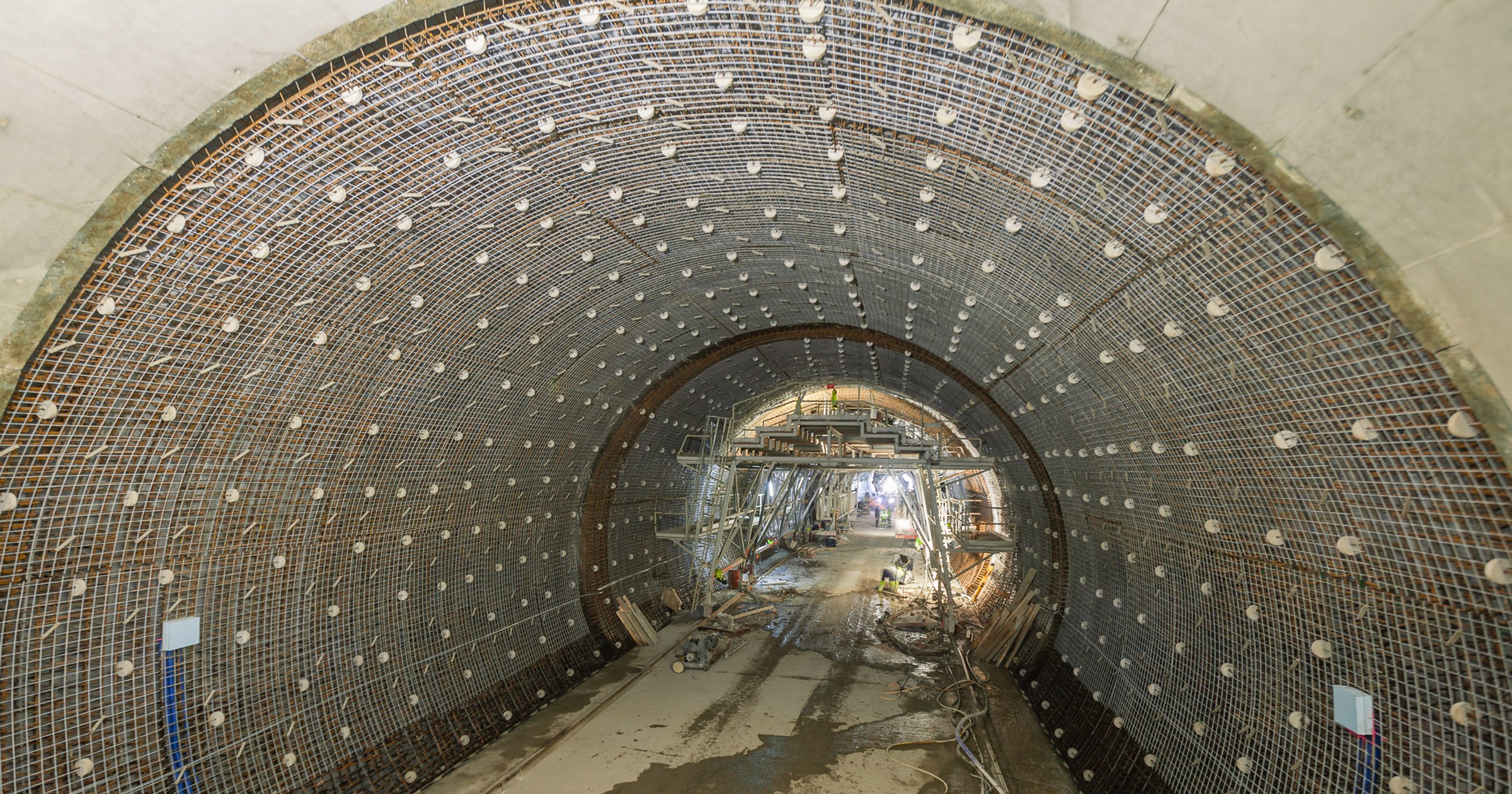 Tunel położony bliżej Zwardonia, wydrążony w masywie Białożyński Groń, o długości ok. 1000 m