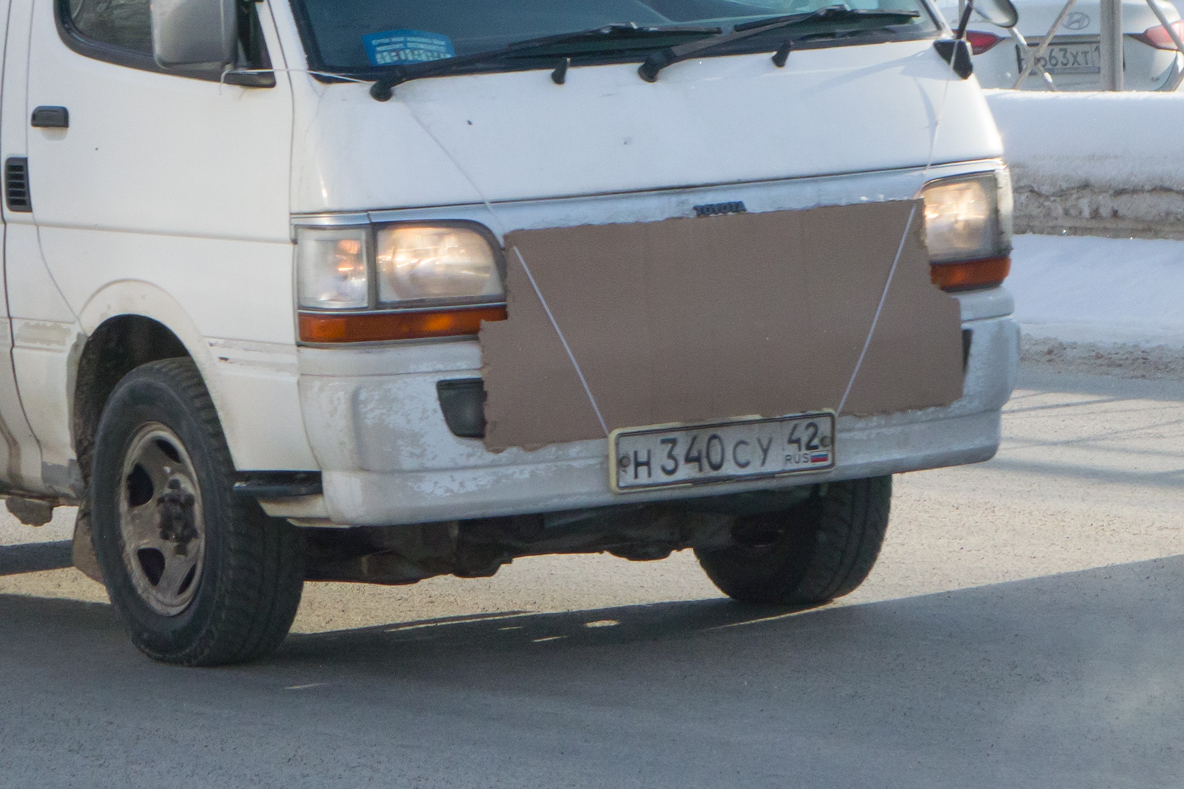 Trik z kartonem w duży mróz. Czy warto stosować patent z PRL-u?