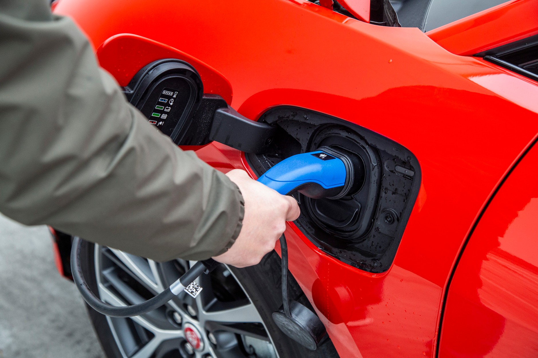 Kupując samochód na prąd, zapytaj o wewnętrzną ładowarkę i to, czy można e ładować prądem stałym – za te rzeczy często trzeba dopłacać, a to ważne!