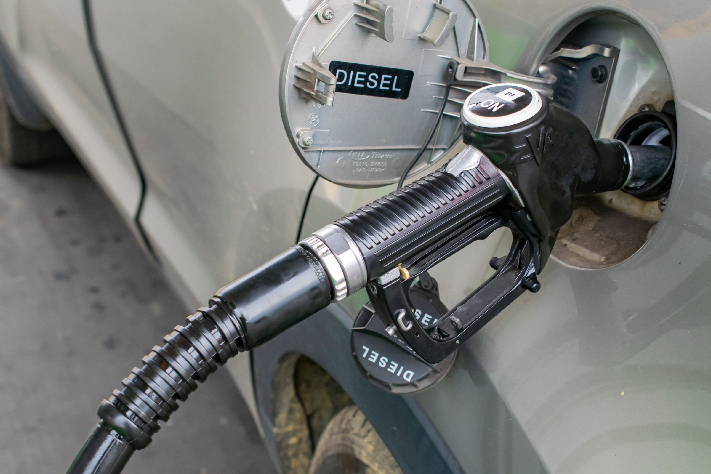 Ten prosty trik ułatwia tankowanie. Sprawdź, co skrywa klapka wlewu paliwa