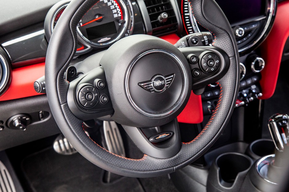 Mini Cooper 2.0 JCW - imponuje jazdą, wyglądem i ceną