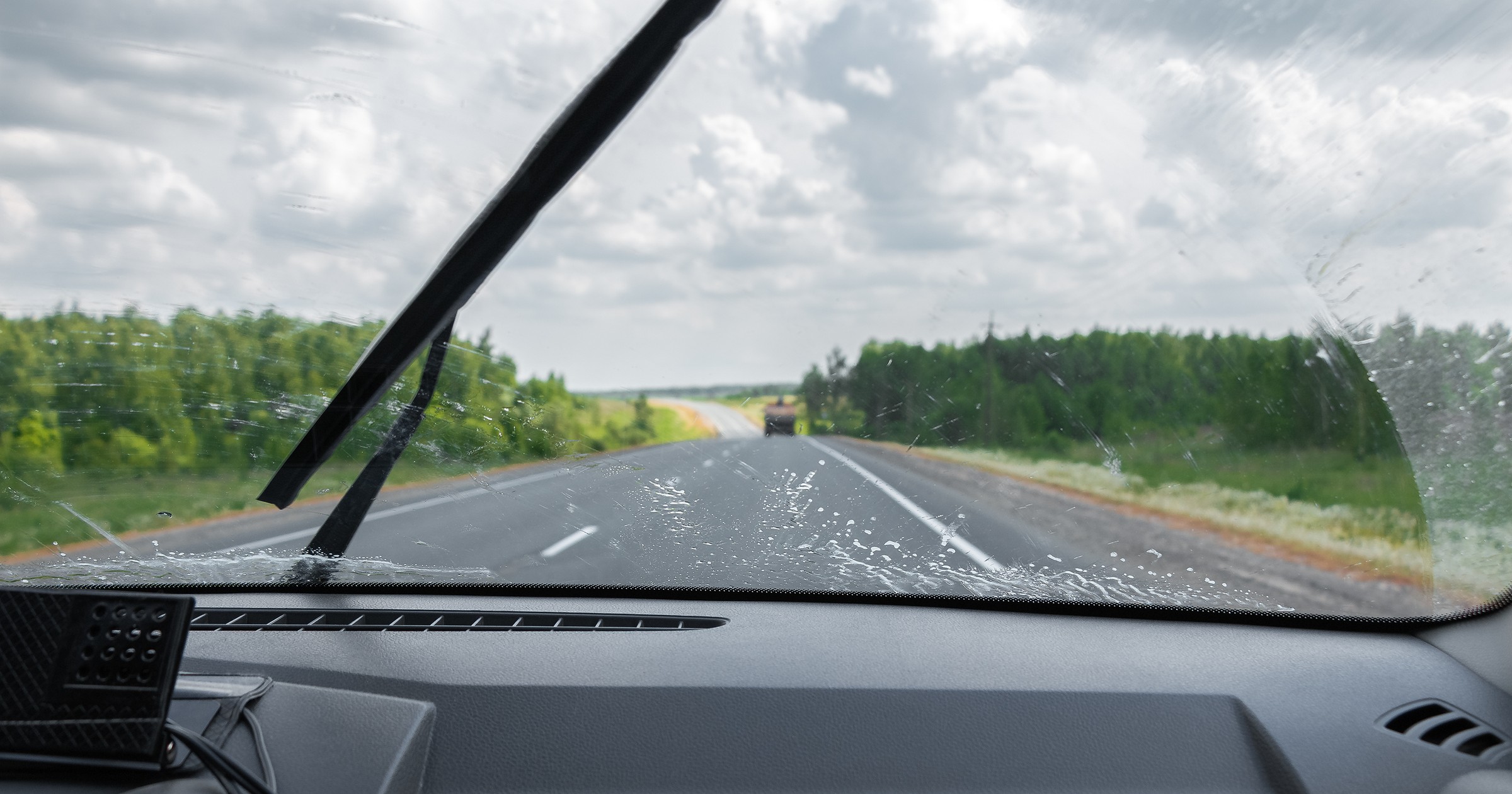 Wycieraczki w samochodzie piszczą? Są na to sposoby