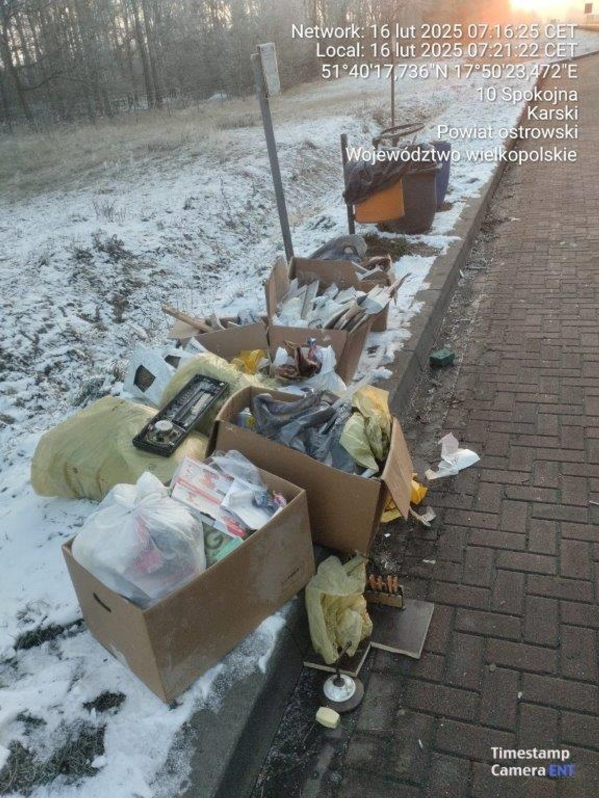 Śmieci pozostawione przy drodze krajowej - woj wielkopolskie