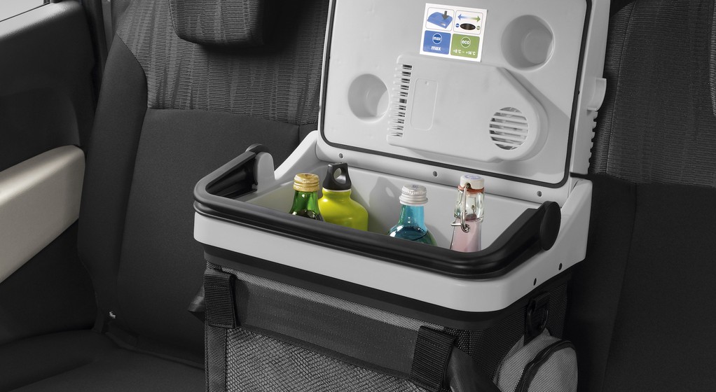 Lodówka samochodowa – niektóre modele wyposażone są w mocowania do pasów bezpieczeństwa