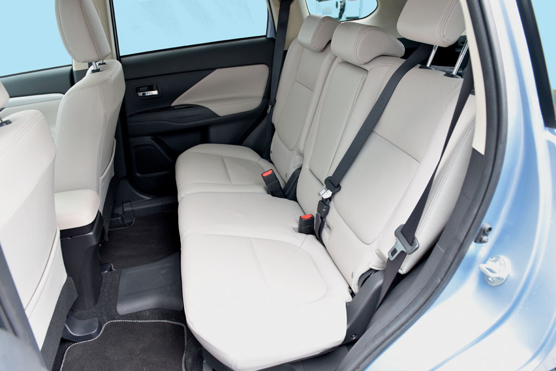 Mitsubishi Outlander PHEV potrafi oszczędzać