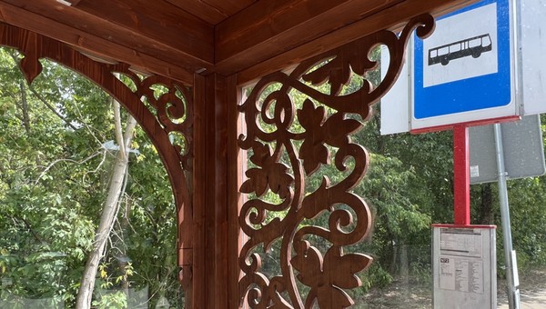 Przystanek autobusowy w Otwocku w stylu świdermajer (województwo mazowieckie)