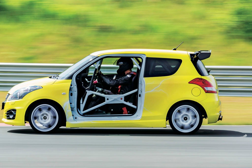 Samochód z silnikiem motocykla? Ten pomysł jest tak stary, jak motoryzacja. Ale miejskie auto z turbodoładowaną jednostką najszybszego jednośladu świata to już ewenement. Siedzieliśmy za kierownicą Suzuki Swifta z 330-konnym motorem Hayabusy