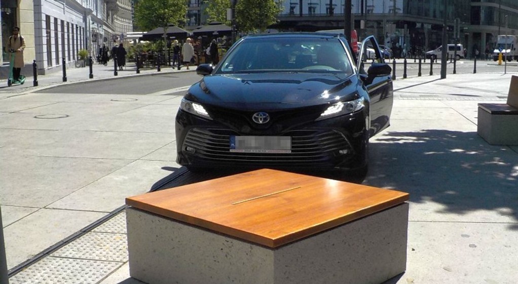 Toyota wjechała na plac Pięciu Rogów w Warszawie