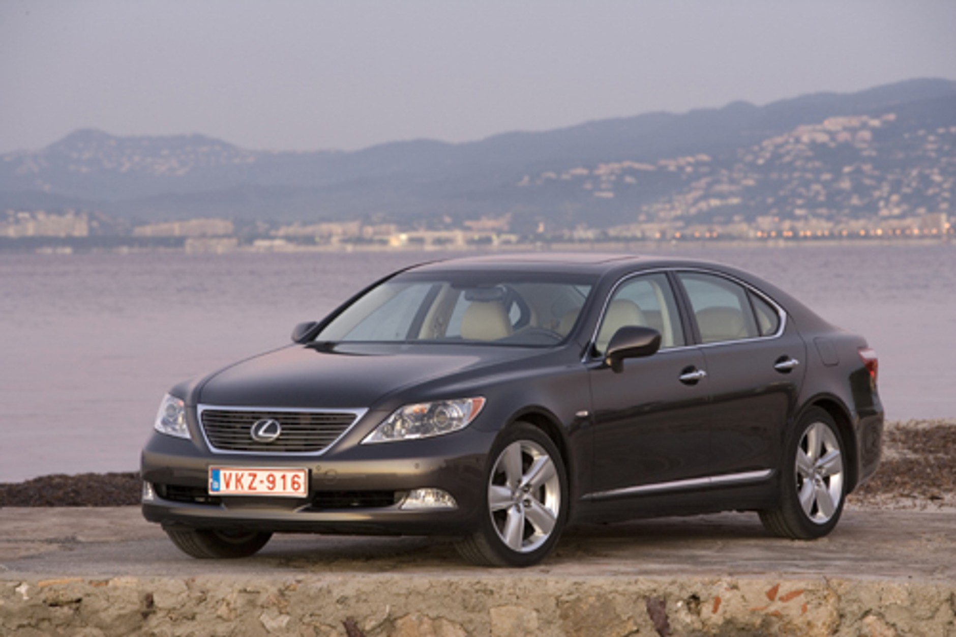 Lexus LS 460 - Maksymalny luksus