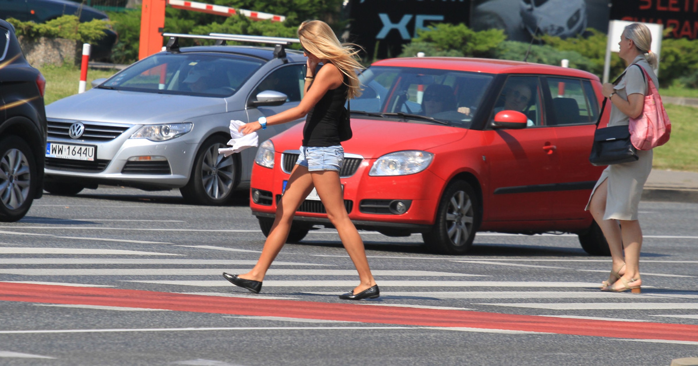 PIeszy z pierwszeństwem jeszcze przed wejściem na pasy, ale nie może korzystać z telefonu