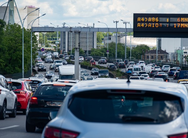 Wściekłość wśród francuskich kierowców: burmistrz Paryża znów zwalcza ruch samochodowy