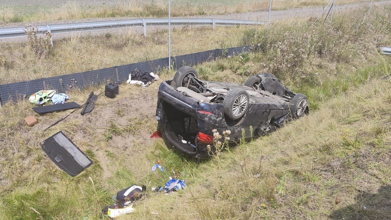 Kierowca BMW stracił panowanie nad samochodem i wpadł do rowu na drodze S5