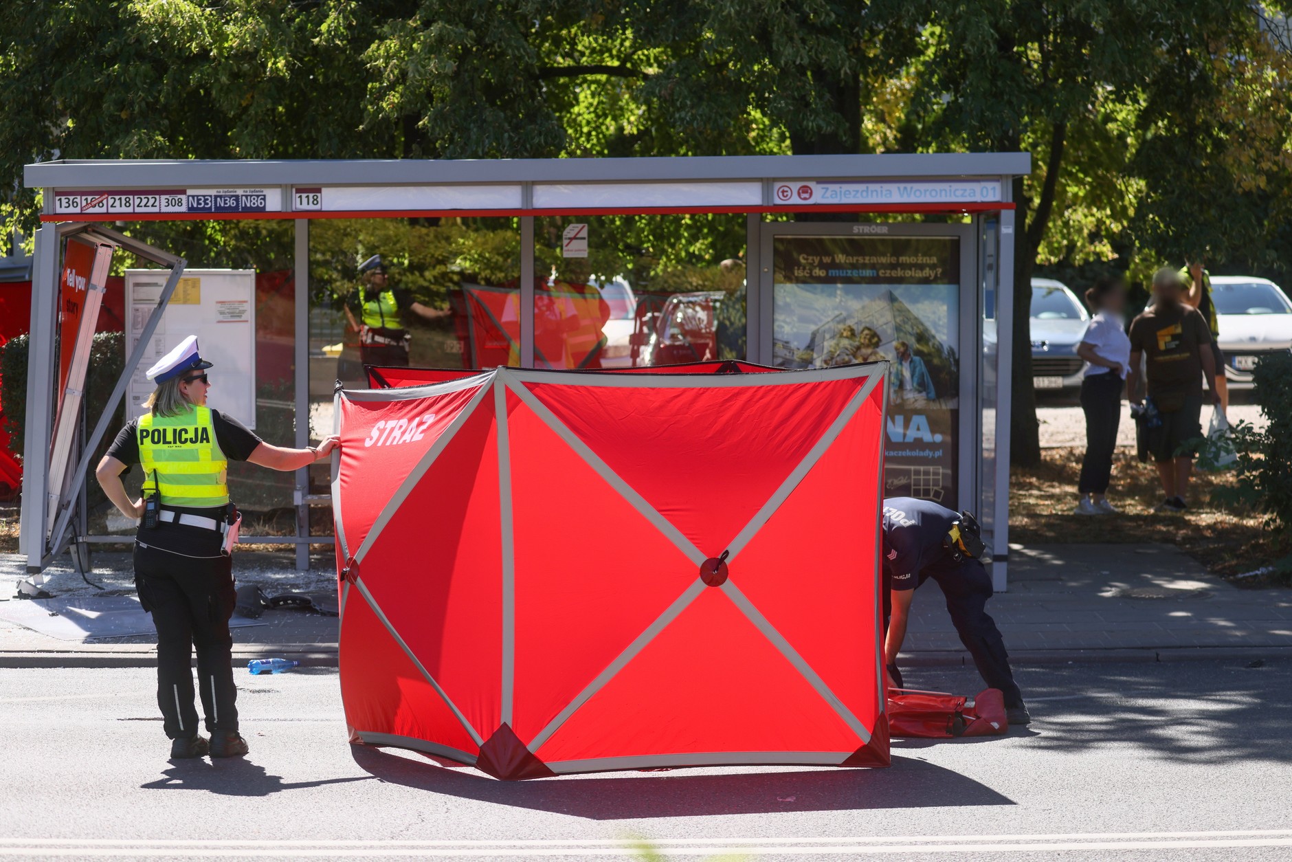 Samochód wjechał w przystanek na warszawskim Mokotowie. Dwie osoby nie żyją