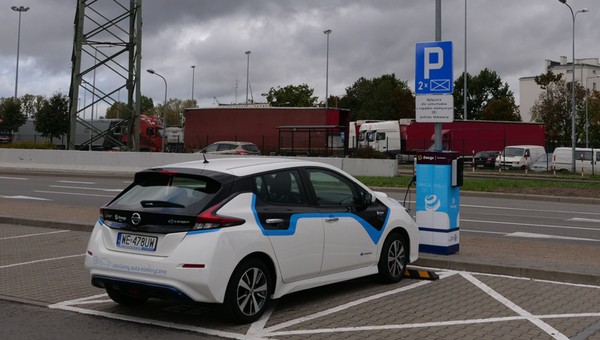 Pierwsza w Polsce stacja ładowania aut elektrycznych zainstalowana na słupie oświetleniowym