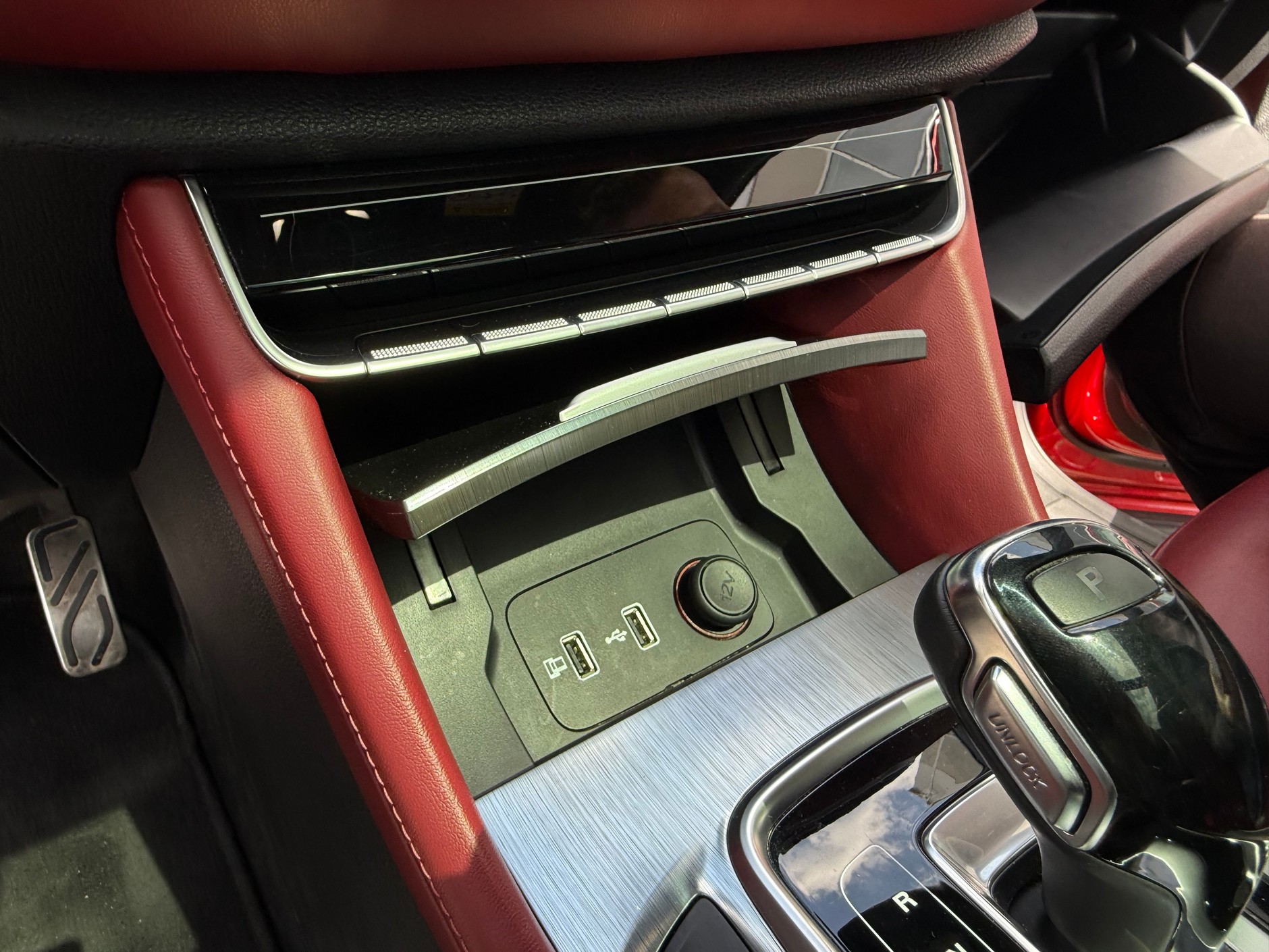 Czerwone używane MG EHS z przebiegiem 71 tys. km za 83 tys. 900 zł