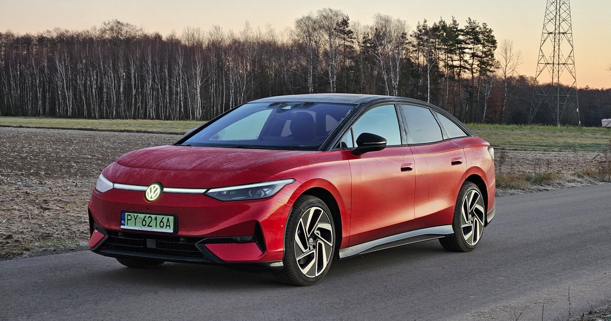 Volkswagen ID.7 nawet w warunkach zimowych ma zasięg ponad 400 km. Jeśli ktoś potrzebuje jeszcze praktyczniejszego auta, może wybrać wersję Touring, czyli pojemne kombi. 