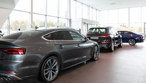 Bogaty jak Polak w salonie samochodowym. W lipcu popyt na auta premium wzrósł o 1/3