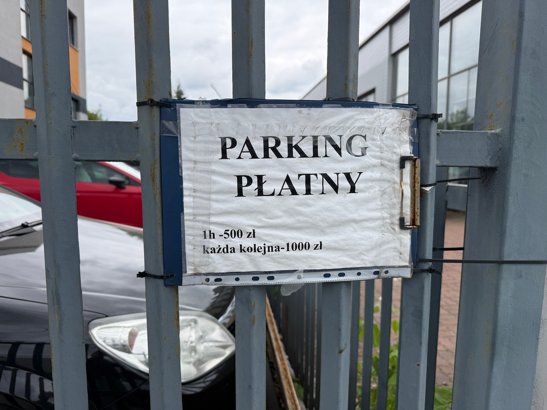 Takie tabliczki ktoś zawiesił na płocie warsztatu przy ulicy. To oferta czy ostrzeżenie?