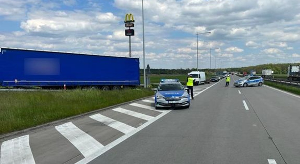 Pożar naczepy ciężarówki na A4. Na drogę wydostał się tlenek cynku