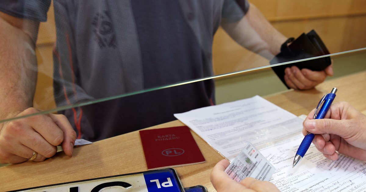 Obecnie różnym czynnościom w wydziałach komunikacji towarzyszą – oprócz opłat zasadniczych – drobne opłaty ewidencyjne