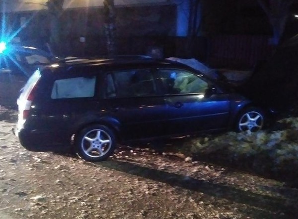 Ścigany, mimo ostrzelania jego samochodu, uciekł policji. W końcu został złapany