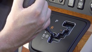 Czy bać się automatycznej skrzyni biegów? Wyjaśniamy fakty i mity związane z automatycznymi skrzyniami biegów