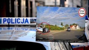 Hitowe nagranie w sieci. Policjanci "obściskują się" na rondzie [WIDEO]