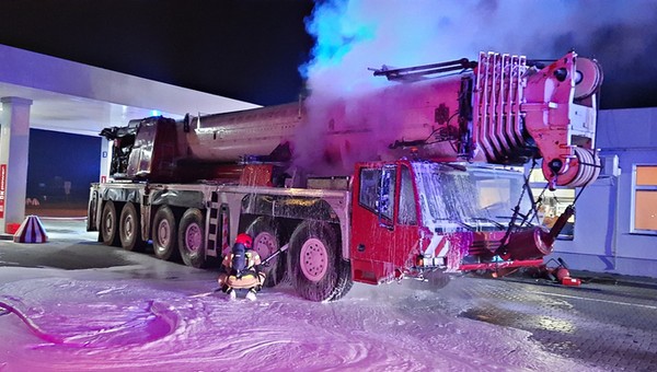 Na stacji paliw zapalił się potężny samojezdny żuraw. Było naprawdę niebezpiecznie