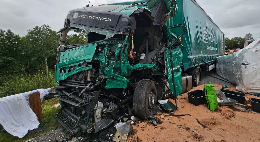 Przez 1,5 godziny strażacy próbowali wydobyć ciężko rannego kierowcę