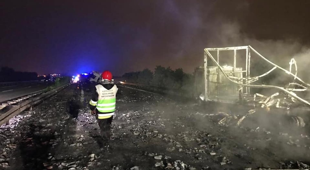 Resztki ciężarówki po pożarze na autostradzie A4